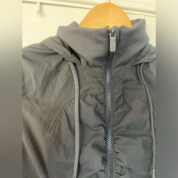 Lululemon Beyond the Studio Jacket
Graphite Grey Size 4 - Picture 7 of 10